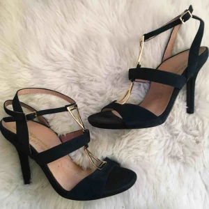  - Klackskor som aldrig är använda. Bra skicka. Kommer ifrån ett djurfritt och rökfritt hem💖