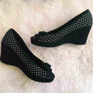  - Super snygga klackskor. Fint skick💖