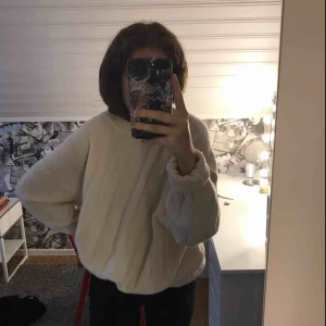  - En stor, mysig, stickad tröja från hm, säljer för att den inte längre kommer till användning 