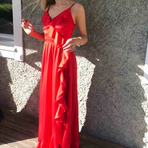 Maxi klänning - Använd endast 1 gång och i väldigt fint skick. Från missguided och passar en small/XS. Perfekt balklänning!😍 Jag på bilden är 164 cm men bär högklackat under☺️