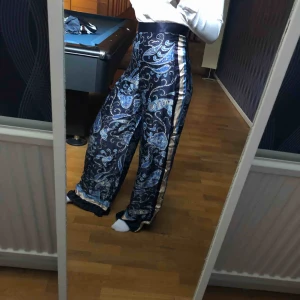  - Byxor från H&M. Aldrig använda, köparen står för frakten 