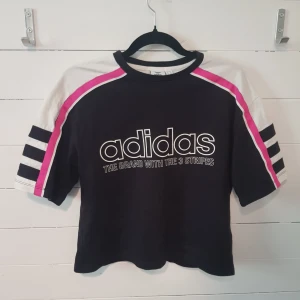  - Nyskick adidas t-shirt. I oversize modell men ändå inte lång (och inte kort). Passar xs till liten M skulle jag nog gissa, beroende på hur man vill ha den. Köparen står för frakt