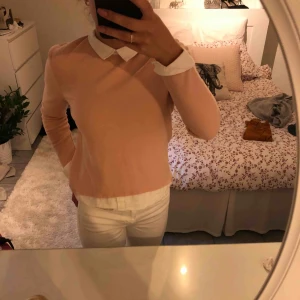  - Tröja med fastsydd skjorta under, använt några gånger. Köparen står för frakten 