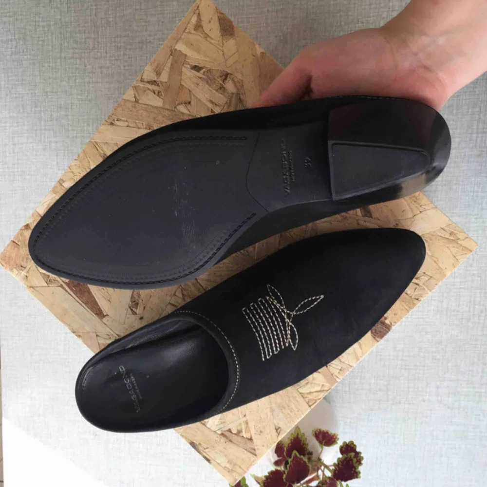 Cool mule i nubuck från Vagabond. En slip-in sko med cuban heel. Superfina! Använda nu under sommaren så lite slitage på nubucken, men annars helt hela och rena! . Skor.