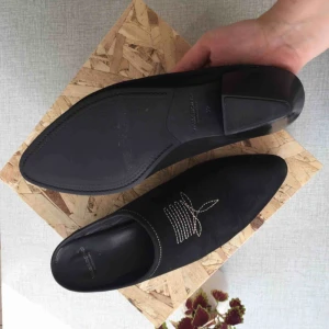  - Cool mule i nubuck från Vagabond. En slip-in sko med cuban heel. Superfina! Använda nu under sommaren så lite slitage på nubucken, men annars helt hela och rena! 
