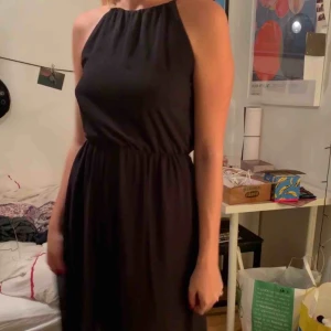  - Svart klänning med Athenavibes!