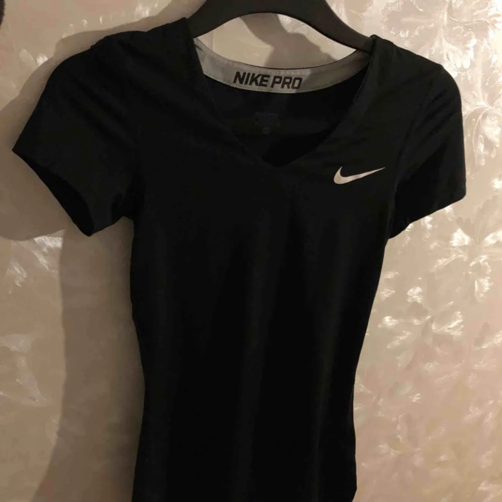 Tränings T-shirt från Nike (nypris 299), tight passform men är själv strl S fast den är i XS, köparen står för ev frakt!. Hoodies.