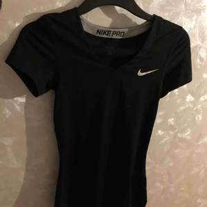 Tränings T-shirt från Nike (nypris 299), tight passform men är själv strl S fast den är i XS, köparen står för ev frakt!