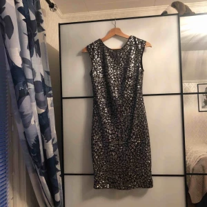  - En snygg glittrig festklänning som sitter tight och snyggt på kroppen, dock är den för liten på mig och har använt den ett fåtal gånger 