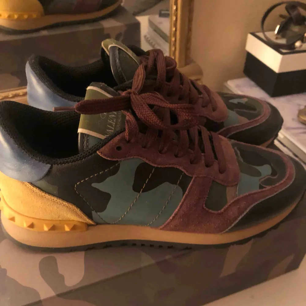 Valentino sneakers använda ett fåtal gånger, har kvar kartonger, extra skosnören och skoppåsar. . Skor.