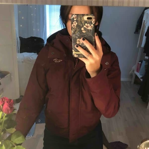  - Tunn vinröd vinterjacka från hollister, har en superstor mysig luva. Är ganska kort (vilket jag tycker är super snyggt). Använd men i bra skick.  Frakt ingår i priset 🥰💕
