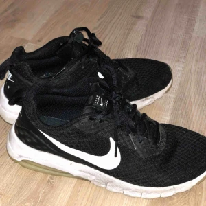  - Ett par Nike skor i storlek 39. cirka 3 år gamla. Köparen står för frakt 