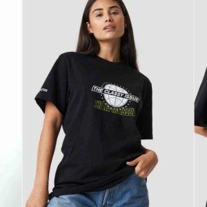  - Säljer denna tröja från NA KD collaboration med the classic issue! Som ny! 🌸 Storlek XS men oversized modell