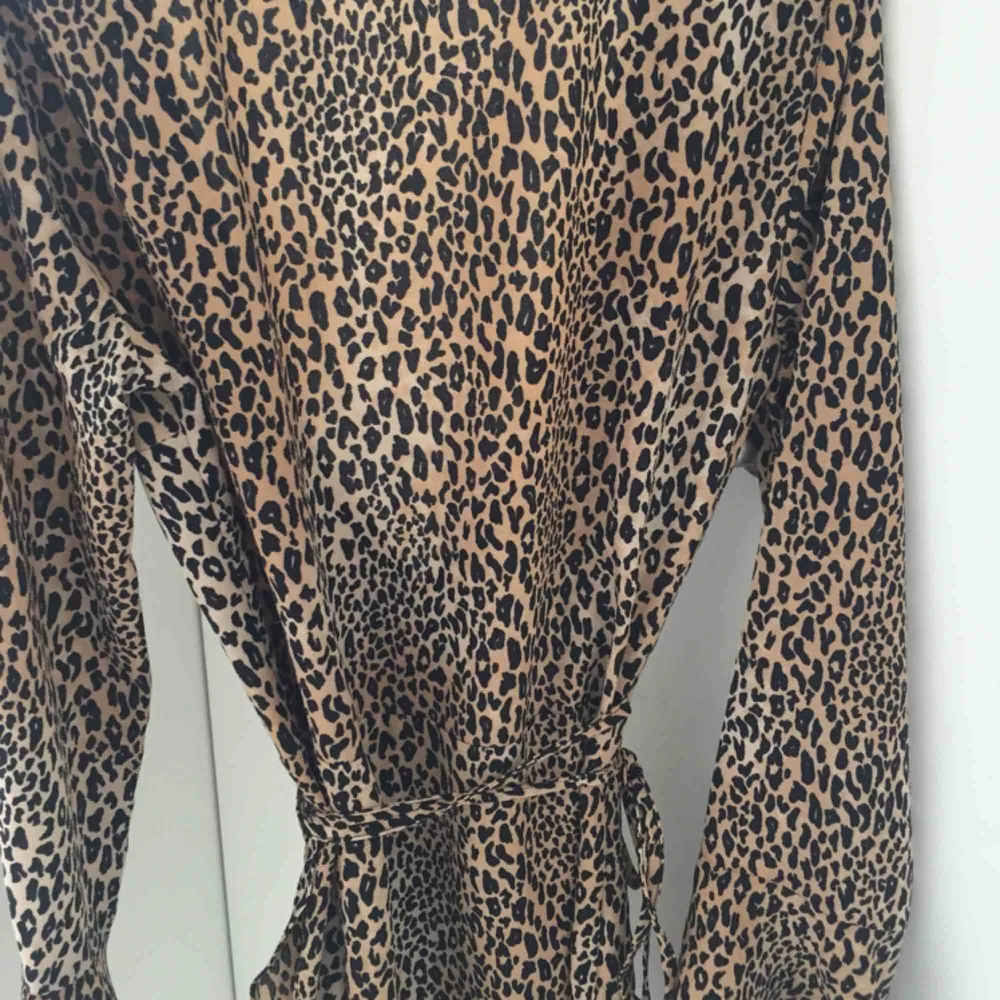 Omlottklänning med leopard mönster. Älskar denna men tyvärr för liten. Endast använt två gånger. Storlek 36 men är liten i storleken så passar som en 34. . Klänningar.