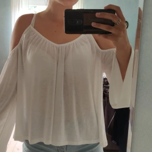  - En vit blus med långa flowiga ärmar och V-ringning. Blusen är från Gina Tricot i storlek XS men skulle säga att den passar storle S då det är den storleken jag nästan uteslutande har. Frakt ingår i priset🌼