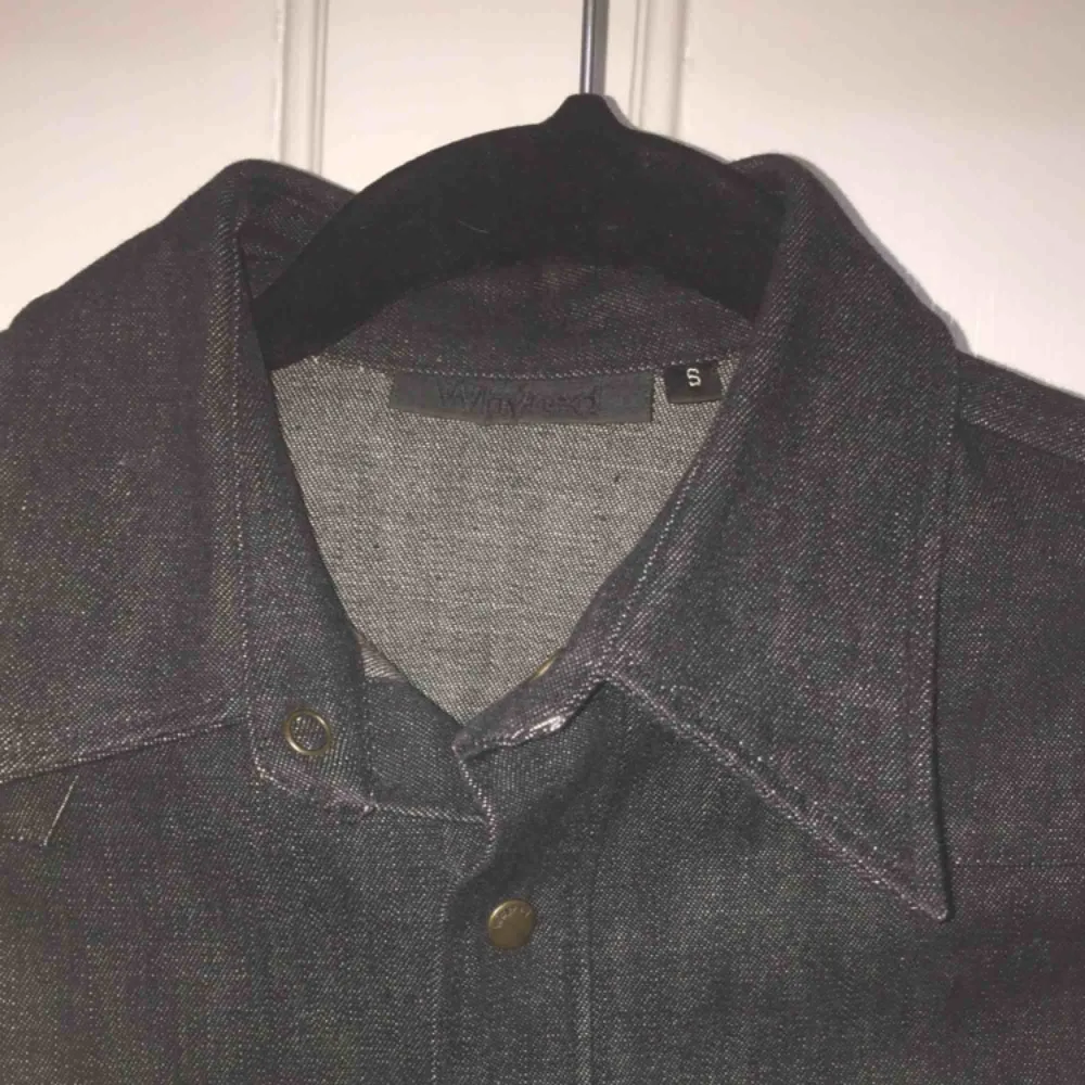Vintage jeans skjorta från Whyred med underbar passform. Rejält material. Möts på södermalm. Frakt +70kr 💞💞💞. Skjortor.