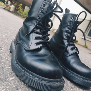  - Dr.Martens i strl 37! Så snygga kängor i matt läder, perfekta till hösten!  I princip oanvända. Säljer pga att de är lite små för mig.    Inköpspris ~ 1600 