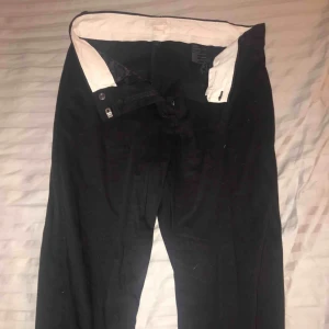  - Kostymbyxor från hm, säljes pga för stora, endast provade. Kan mötas upp i kungsbacka/göteborg annars tillkommer frakt. Tydligare bild kan fixas vid intresse