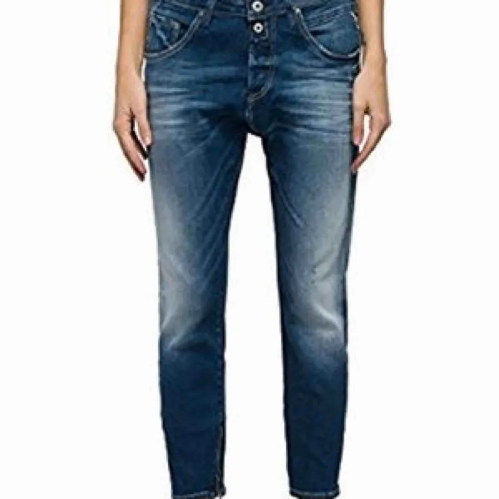 Blåa jeans från Replay i storlek 26. (Sista bilden visar hur dem sitter, boyfriend modell) frakt tillkommer.. Jeans & Byxor.