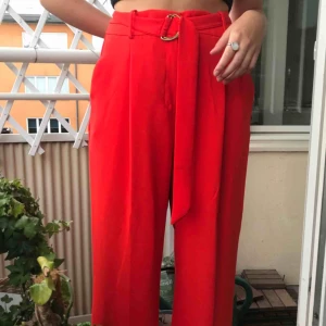  - Röda, vida ZARA byxor med skärp till i midjan! (Köparen står för frakten)