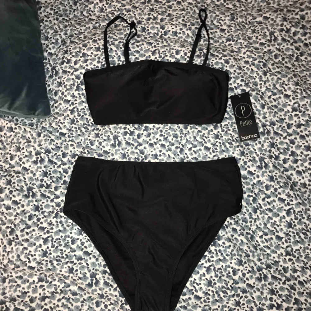 Super fin bikini från Boohoo med highwaisted underdel. Helt oanvänd💕frakt tillkommer. Övrigt.