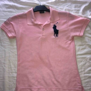  - rosa Ralph lauren tröja i fint skick.