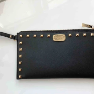  - Äkta michael kors ”walletbag”. I nyskick. Har använt en gång men är inte mitt stil