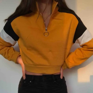  - Sjukt snygg gul tjocktröja från H&M. Passar även S. Säljer pga att den ej kommer till användning tyvärr. Den moderna senapsgula färgen passar till allt och alla! 