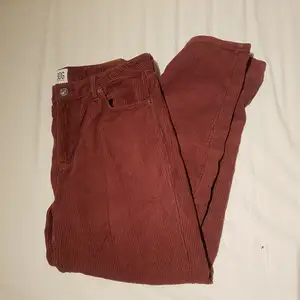 Mom jeans från Urban outfitters i machestertyg. Lite mer kalla i färgen än på bilderna. Frakt ingår i priset☄ 
