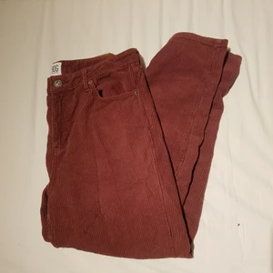  - Mom jeans från Urban outfitters i machestertyg. Lite mer kalla i färgen än på bilderna. Frakt ingår i priset☄ 