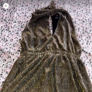  - En jätte fin festklänning glittrig guldfärgad, köpte den för 499kr men säljer den för 280kr använd 1 gång. Köparen står för frakt.