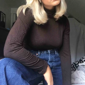  - Tröja med polokrage, storlek s, den är lite genomskinlig men jag har en väldigt stor byst och därför töjs tyget ut när jag använder den så det blir lite genomskinligt men man kan ha linne under.