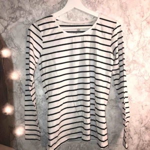  - Basic randig tröja! Aldrig använd. Möts upp i Linköping annars står köparen för frakt 💖💖