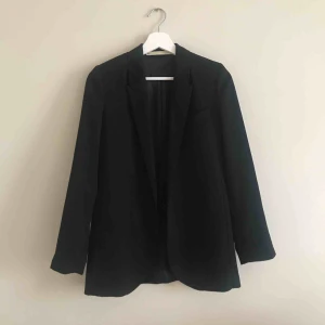  - Fordrad svart kavaj från Whyred. Knappt använd. 