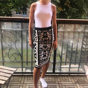  - Vit-svart långkjol från H&M