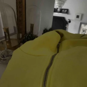  - En gul tjocktröja som jag klippt av själv. Säljer pga inte använt på länge. 