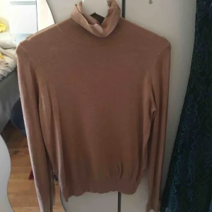  - Guldknapp på armen och inga fläckar.