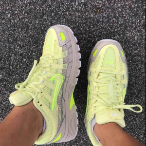  - Skor från Nike som använda en gång