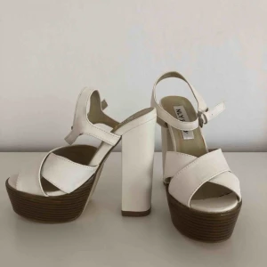  - Endast testade. Sjukt snygga! Men kommer aldrig till användning. Legat i garderoben i minst 3 år så..☺️  Prutat och klart, finns inga fler bilder. Kan mötas centralt eller i västerort, postar endast om köpare står för frakt. Först till kvarn⭐️