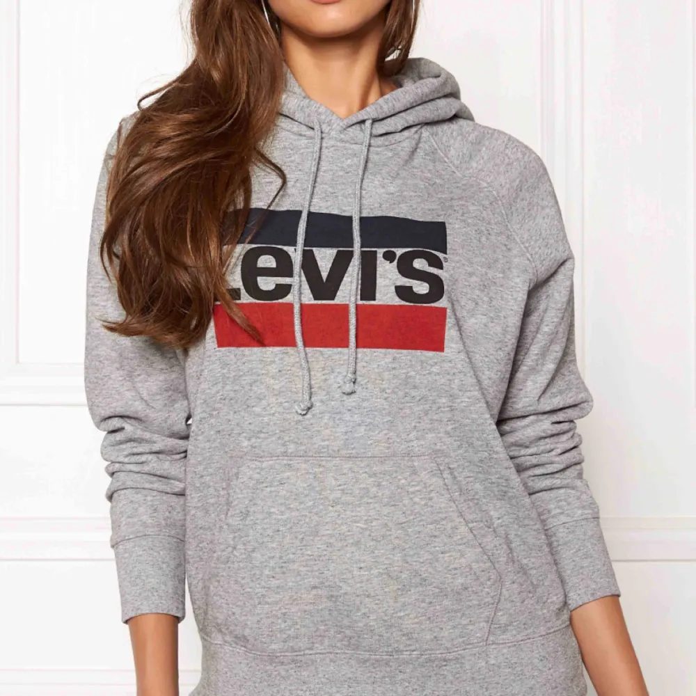 En grå Levis hoodie storlek M så om man är s är det perfekt om man gillar lite större. Köptes för 700kr och är använd ett fåtal gånger. Säljer för 200kr +frakt. Hoodies.