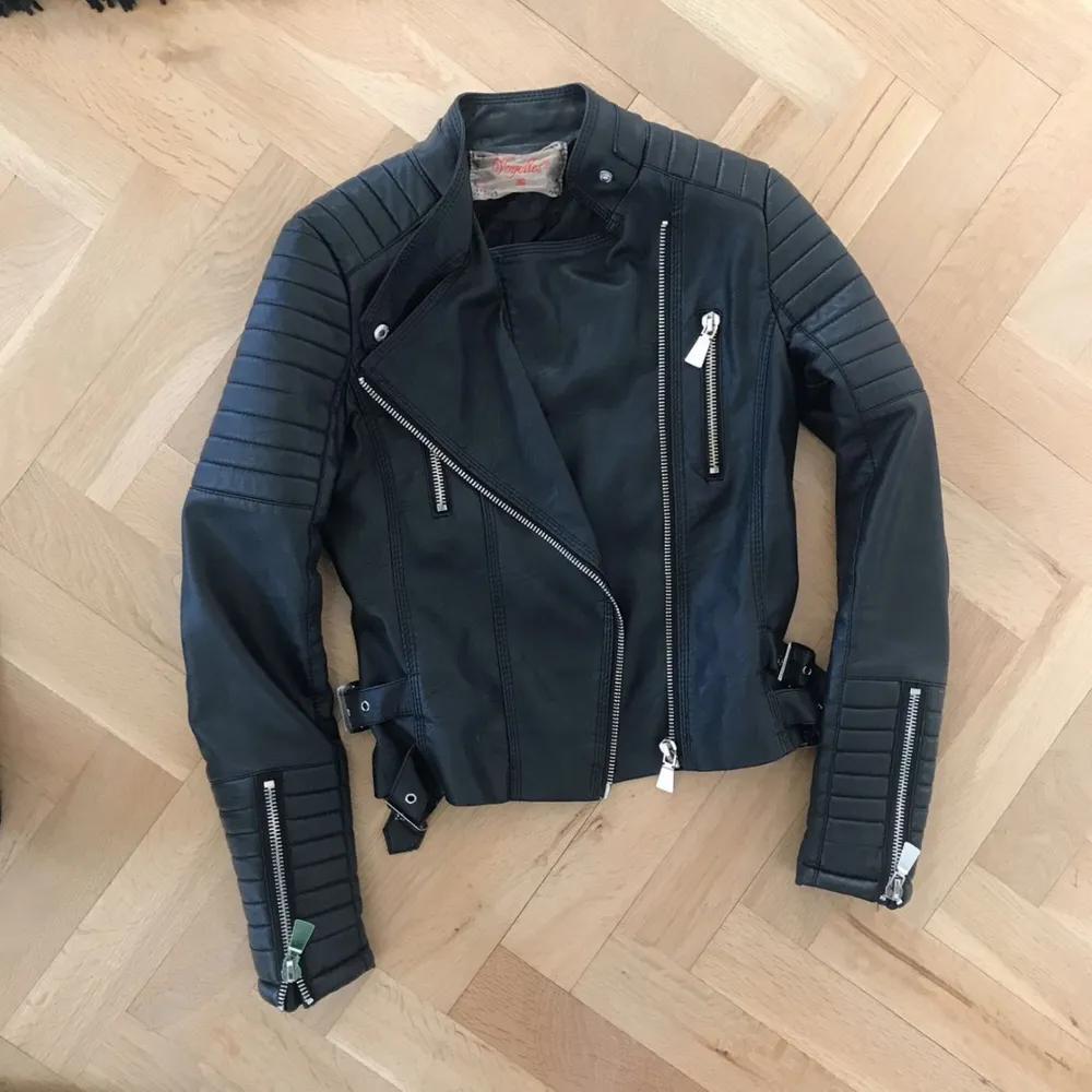 Säljer min svarta Moto jacket från chiquelle. Storlek S. Finns i Malmö . Jackor.