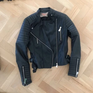  - Säljer min svarta Moto jacket från chiquelle. Storlek S. Finns i Malmö 