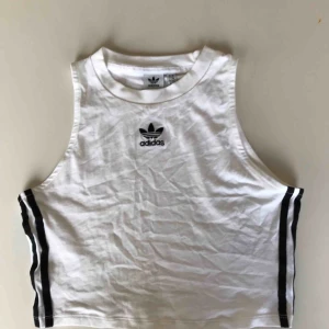  - En asball croptop med lätt turtle neck. Aldrig använd då den är för stor. Den är självklart äkta. Köparen stör för frakten❤️