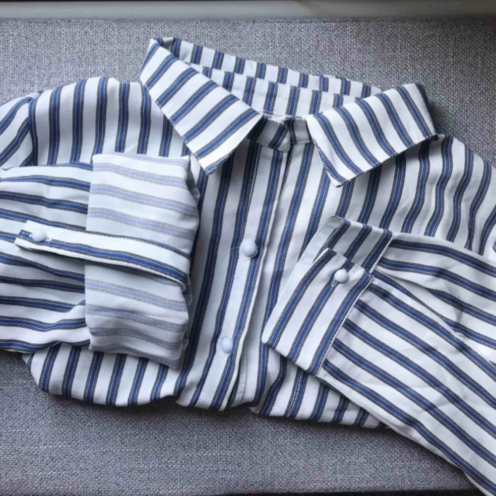 Skjortklänning med band i midjan (kan sitta både loose & tight). Köpt förra sommaren från zaful & använd 2 gånger. Bild nr 3 visar hur ärmarna justeras. Orginalpris: 300kr . Klänningar.