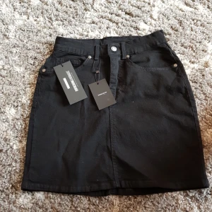  - Svart jeanskjol i modellen Dina Skirt från märket Dr.denim oanvänd. Köpt för ca 2 månader sedan för 299kr. Väldigt fin  men passar inte i kjol. Köparen står för fraktkostnaden