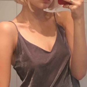  - Fint linne i krossat sammet, grå. Perfekt att gå ut i/dejter etc! Använd en gång - bra skick.