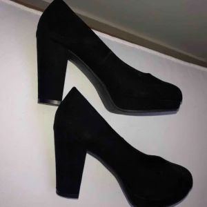  - Klackar i fint skick Strl 37 120kr