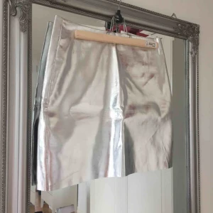  - Oanvänd silvrig kjol från H&M.  Frakt tillkommer🌸