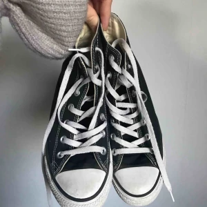  - Converse skor i svart, använda men tvättade så de funkar! Fråga ifall du har några frågor, kan även fraktas om du står för frakt vilket kan bli ca 60kr