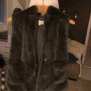  - Fake fur pälsväst från zara. Superpoppis. Jättefin till hösten, lika fin över en tröja som den är över en annan jacka! 